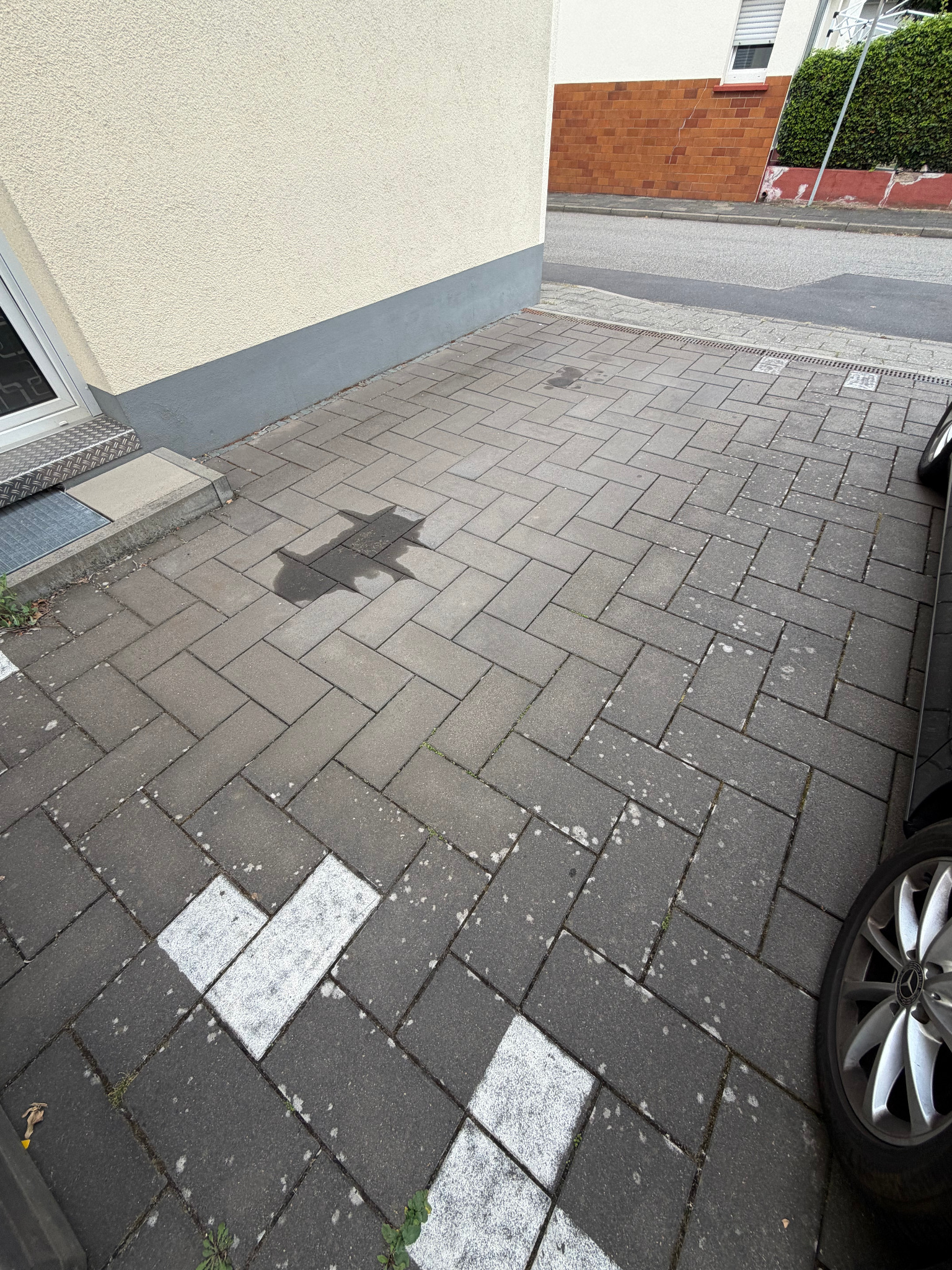 Verschmutzte Pflasterfläche vor der Reinigung