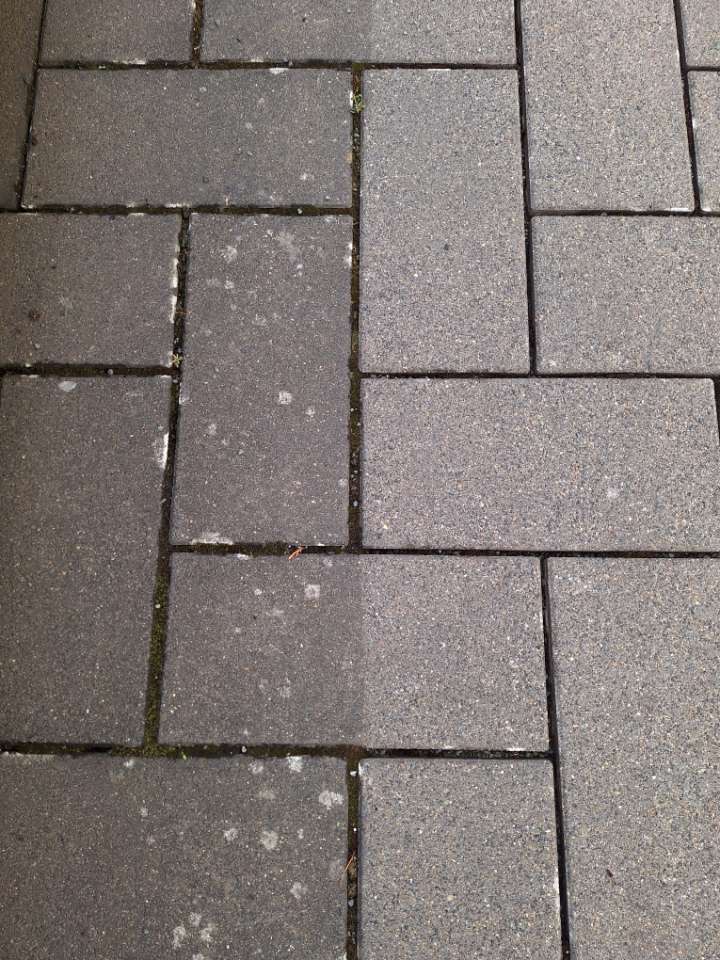 Detailansicht einer Pflasterfläche: links verschmutzt, rechts gereinigt